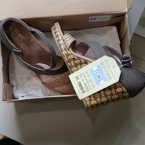 Tom's Clarissa wedge olive